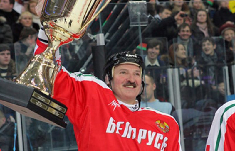 играть в хоккей как Лукашенко - фото