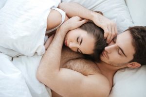 Ученые рассказали, как позиция во сне влияет на отношения пар - фото