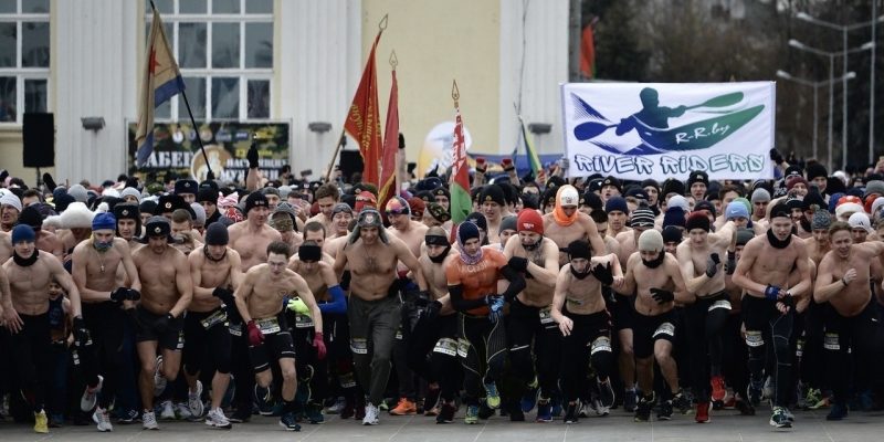 Рекорд! Сотни мужчин с голым торсом пробежали по Минску - фото