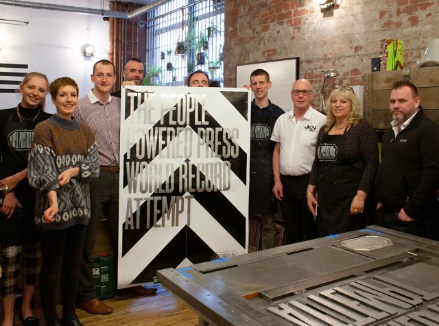 Самую большую в мире печатную машинку для высокой печати представили в Лондоне - фото