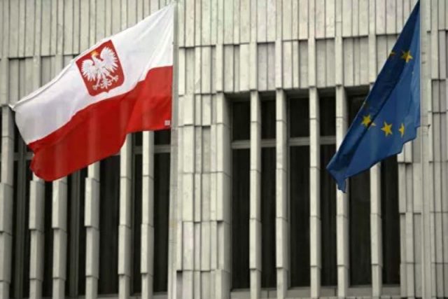 Польша может выйти из Евросоюза - фото