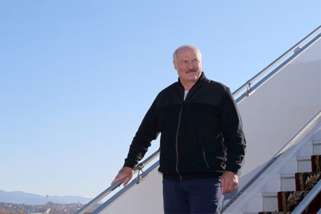 Лукашенко прилетел в Сочи - фото